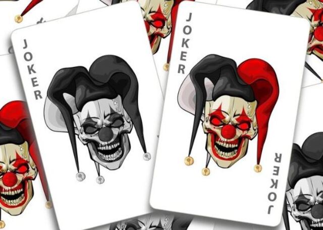 Quân bài joker là một lá bài có hình dáng khác biệt, cụ thể là hình chú hề được in trên đó Quân bài joker là một lá bài có hình dáng khác biệt, cụ thể là hình chú hề được in trên đó