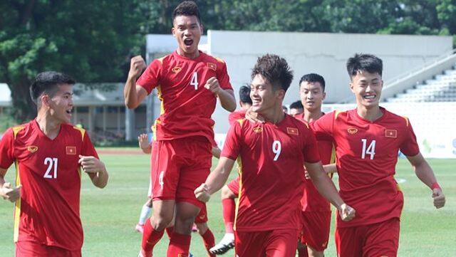 Cầu thủ Nguyễn Quốc Việt (áo số 9) chính là “Vua giải trẻ” của hiện tại Cầu thủ Nguyễn Quốc Việt (áo số 9) chính là “Vua giải trẻ” của hiện tại