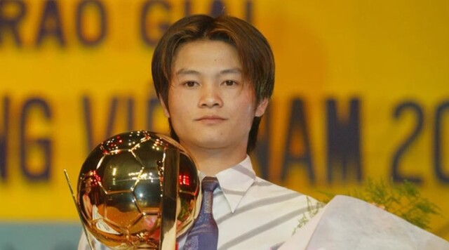 Văn Quyến nhận quả bóng vàng năm 2003 khi anh đang ở tuổi 19 Văn Quyến nhận quả bóng vàng năm 2003 khi anh đang ở tuổi 19