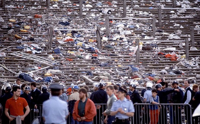 Toàn bộ khán đài sụp đổ hoàn toàn trong thảm họa Heysel 1985