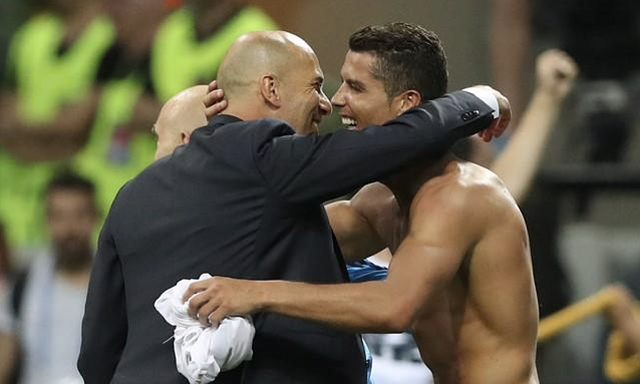 Zinedine Zidane là một cái tên đáng nhớ khi đồng hành với Ronaldo Zinedine Zidane là một cái tên đáng nhớ khi đồng hành với Ronaldo