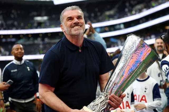 Postecoglou đã giúp Tottenham hoá giải cơn khát danh hiệu sau 17 năm với chức vô địch UEFA Europa League 2024/25 Postecoglou đã giúp Tottenham hoá giải cơn khát danh hiệu sau 17 năm với chức vô địch UEFA Europa League 2024/25