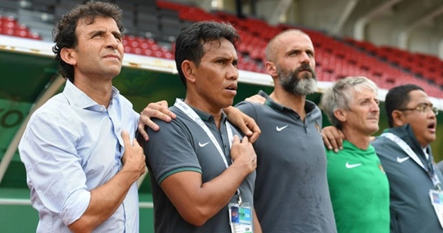 Huấn luyện viên Luis Milla (mặc áo trắng) là người gieo mầm bóng đá hiện đại Huấn luyện viên Luis Milla (mặc áo trắng) là người gieo mầm bóng đá hiện đại