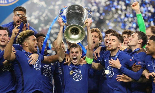 Những giây phút thăng hoa của các cầu thủ đội bóng Chelsea với chiếc cúp danh giá Những giây phút thăng hoa của các cầu thủ đội bóng Chelsea với chiếc cúp danh giá