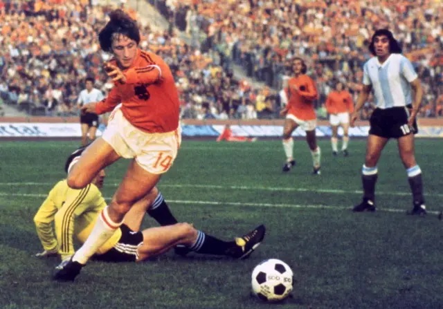 Johan Cruyff - Tài năng bóng đá người Hà Lan Johan Cruyff - Tài năng bóng đá người Hà Lan
