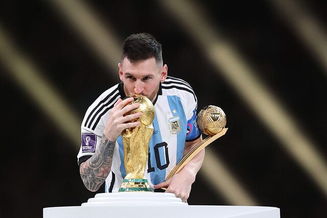 https://www.karendecoster.com/wp-content/uploads/2026/06/Messi-da-lam-nen-lich-su-tai-Qatar-khi-tro-thanh-cau-thu-duy-nhat-gianh-Qua-bong-vang-2-lan.jpg Lionel Messi (Argentina) - Quả bóng vàng World Cup 2014