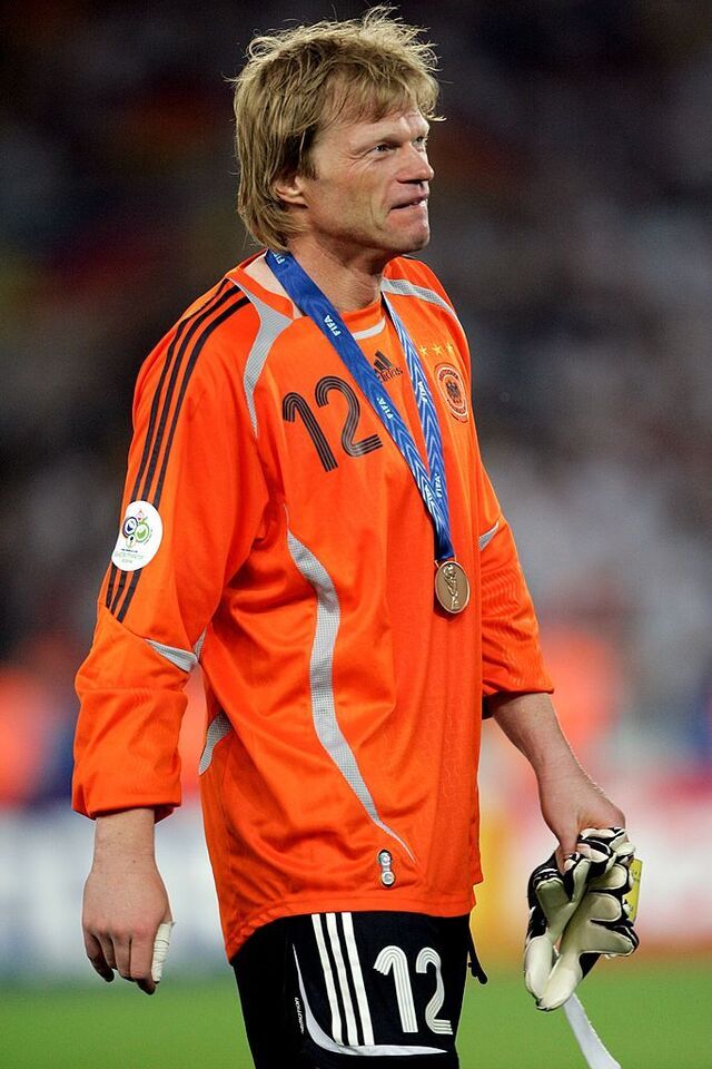 Oliver Kahn là thủ môn đầu tiên và cũng là duy nhất nhận được giải thưởng Quả bóng Vàng. Oliver Kahn là thủ môn đầu tiên và cũng là duy nhất nhận được giải thưởng Quả bóng Vàng.