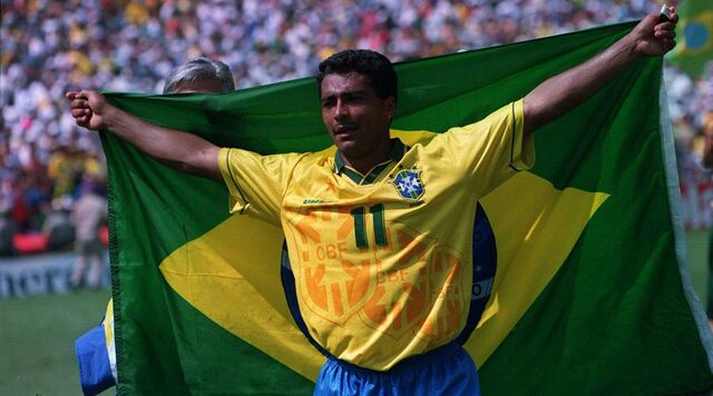 Romario cũng xuất sắc nhận được Quả bóng vàng sau khi Brazil đánh bại Ý trong loạt sút luân lưu với tỷ số 3-2 Romario cũng xuất sắc nhận được Quả bóng vàng sau khi Brazil đánh bại Ý trong loạt sút luân lưu với tỷ số 3-2