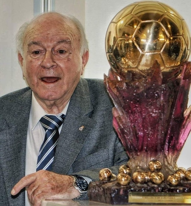 Alfredo Di Stéfano là cầu thủ duy nhất từng giành giải thưởng Alfredo Di Stéfano là cầu thủ duy nhất từng giành giải thưởng