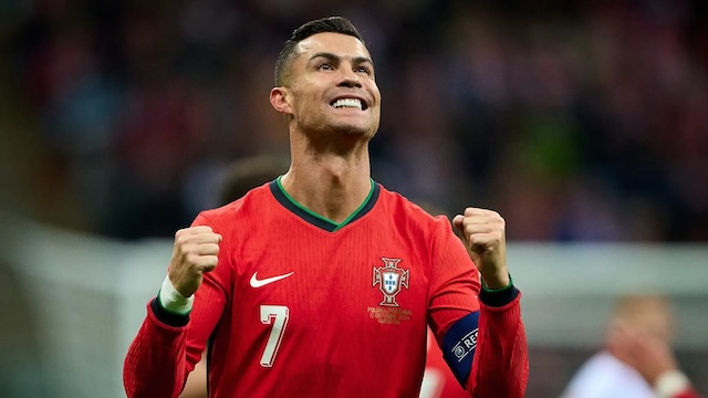 Ronaldo đứng đầu danh sách với mức lương lên đến 220 triệu USD mỗi năm Ronaldo đứng đầu danh sách với mức lương lên đến 220 triệu USD mỗi năm
