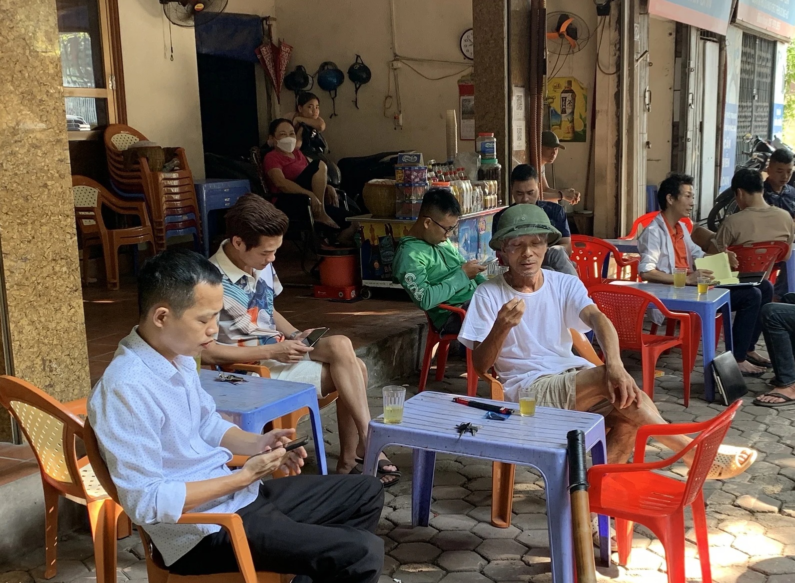 Thành viên hội cá độ bóng đá cùng soi kèo và trao đổi kinh nghiệm